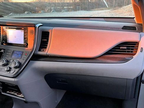 Used 2018 Toyota Sienna XLE w/ XLE Navigation Package image 16