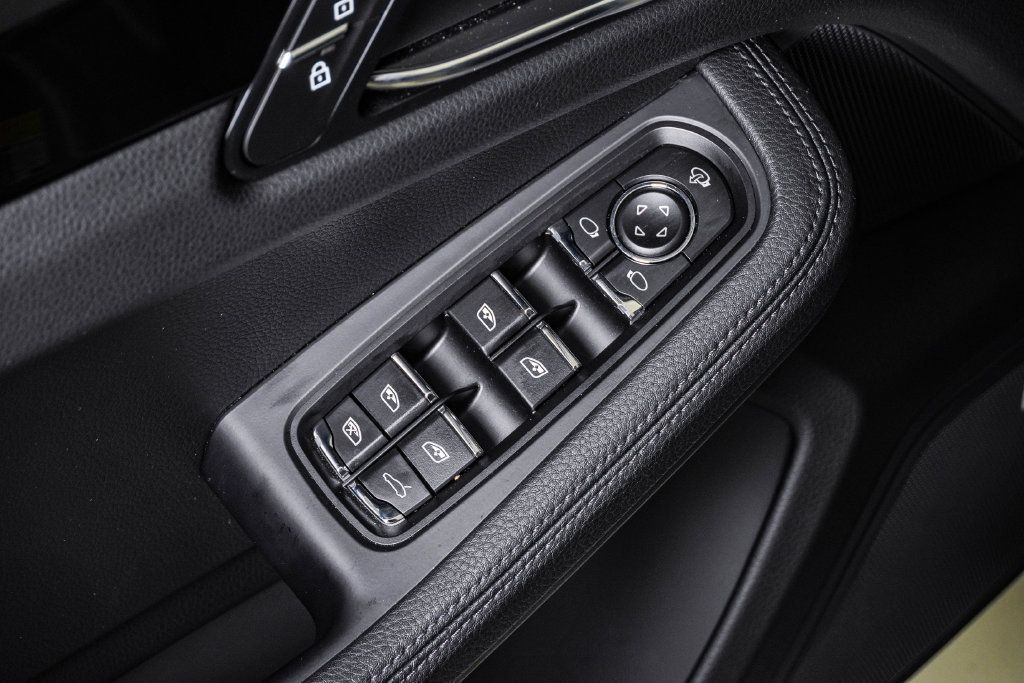 Certified 2026 Porsche Macan AWD/4WD image 25