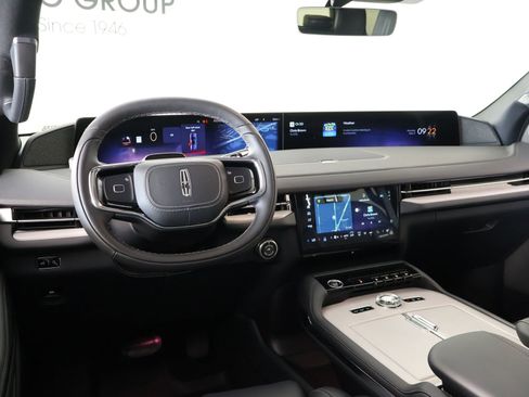 New 2025 Lincoln Navigator Reserve w/ Jet Appearance Package AWD/4WD image 2