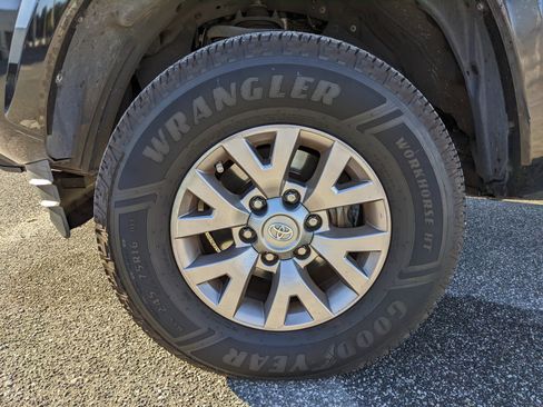 Used 2017 Toyota Tacoma SR5 image 7