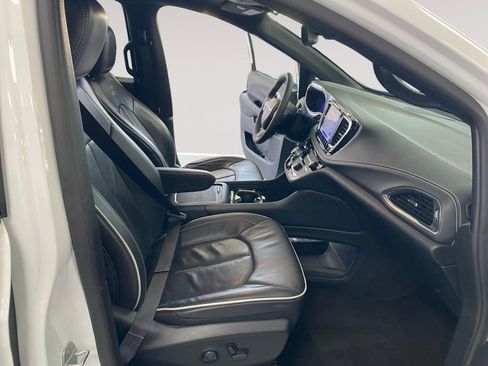 Used 2025 Chrysler Pacifica Limited FWD image 15