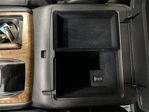 Used 2022 Nissan Armada SL w/ Captain's Chairs Package image 41