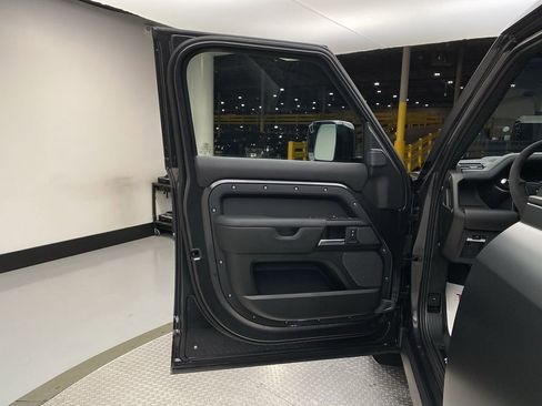 Used 2023 Land Rover Defender 90 X-Dynamic SE image 6