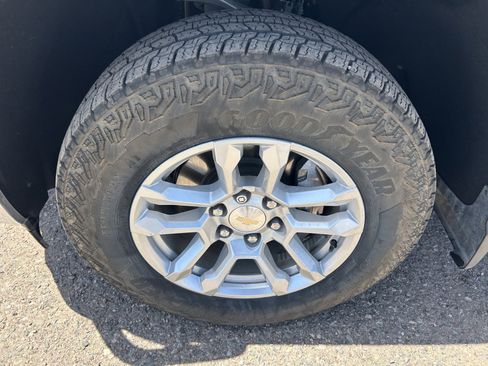 Used 2022 Chevrolet Silverado 1500 LT w/ Z71 Off-Road Package AWD/4WD image 8