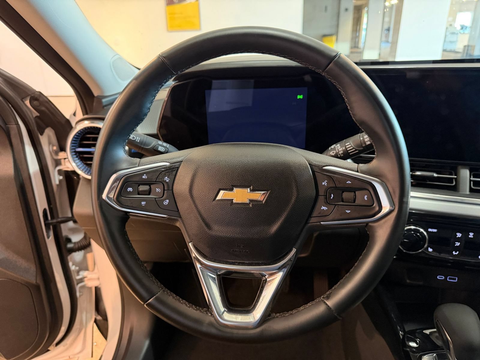Used 2025 Chevrolet Trax LT w/ LT Convenience Package FWD image 26