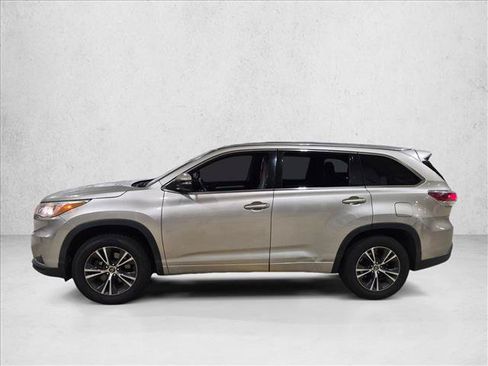 Used 2016 Toyota Highlander XLE FWD image 5