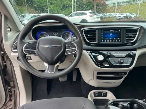Used 2018 Chrysler Pacifica Touring Plus FWD image 18