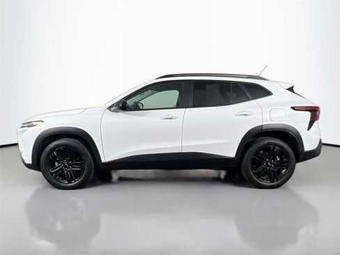 Used 2024 Chevrolet Trax ACTIV w/ Sunroof Package FWD image 2