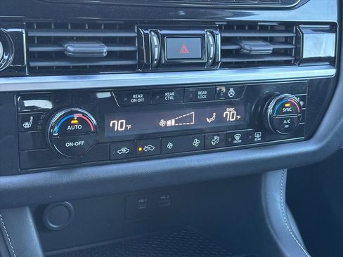 Used 2022 Nissan Pathfinder SL image 18