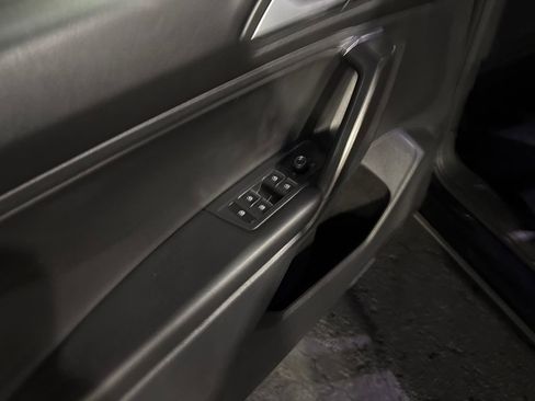 Used 2021 Volkswagen Tiguan SE w/ Panoramic Sunroof Package image 13