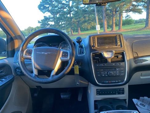 Used 2012 Chrysler Town & Country Touring-L w/ Entertainment Group #2 FWD image 12
