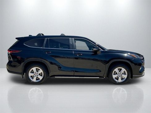Certified 2024 Toyota Highlander LE image 4