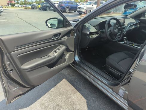 Used 2025 Nissan Altima 2.5 S FWD image 8