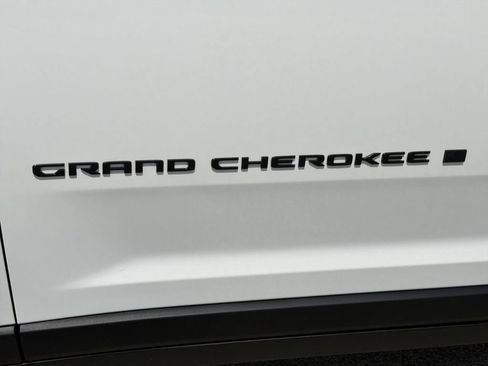 Used 2025 Jeep Grand Cherokee Altitude AWD/4WD image 32