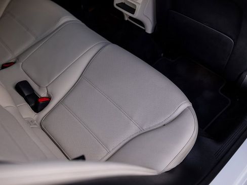 Used 2025 Mercedes-Benz C 300 4MATIC Sedan image 35