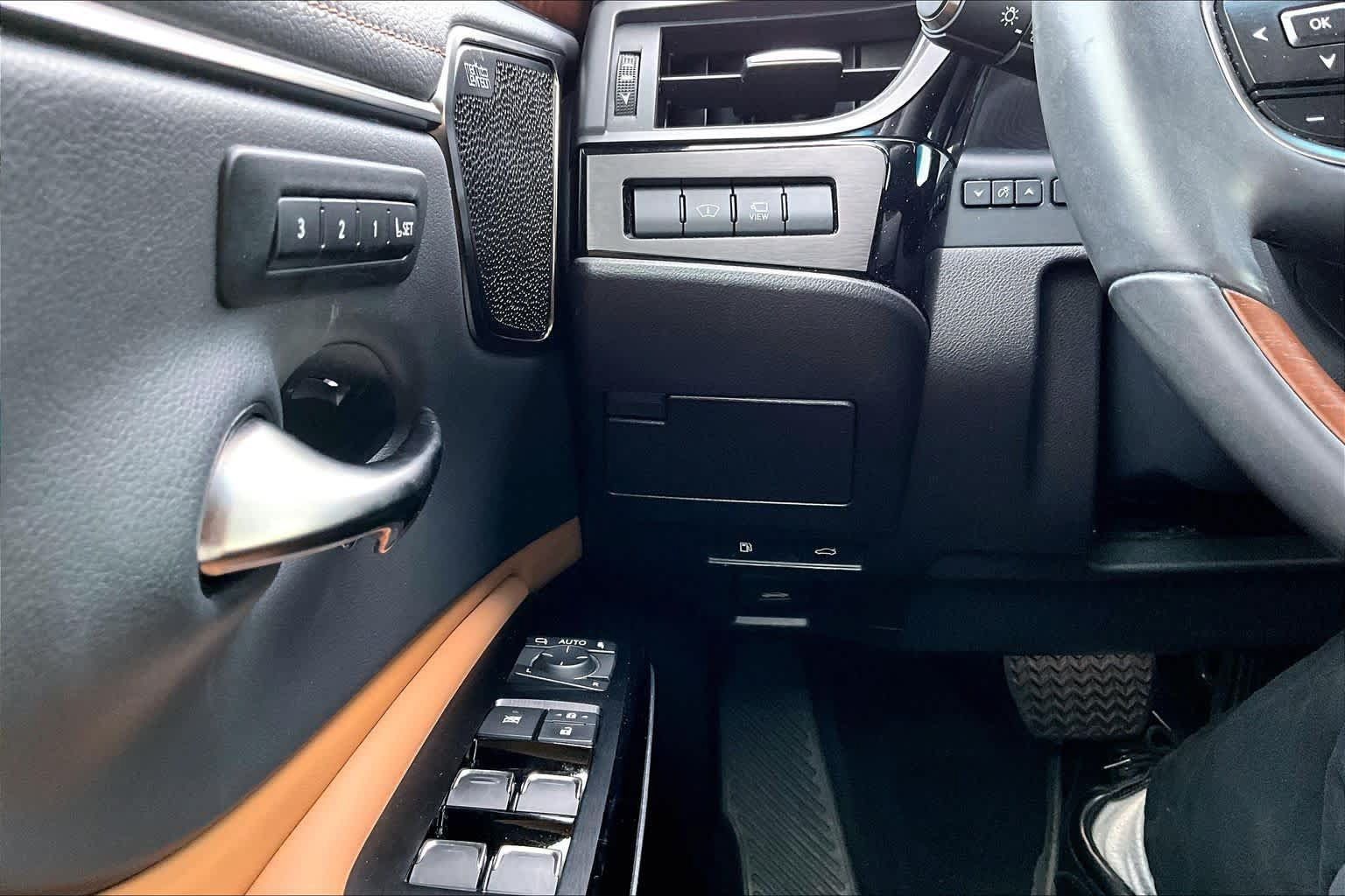 Used 2023 Lexus ES 300h Ultra Luxury w/ Accessory Package (Z2) FWD image 36
