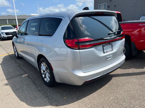 Used 2026 Chrysler Pacifica Limited FWD image 12