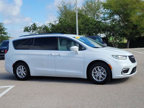 Used 2021 Chrysler Pacifica Touring-L image 3