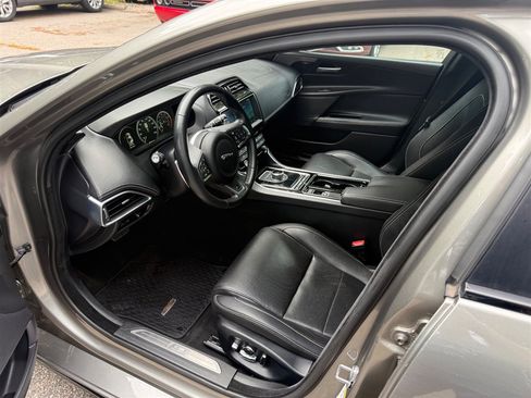 Used 2019 Jaguar XE S RWD image 9