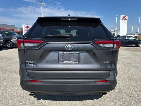 Used 2022 Toyota RAV4 XLE Premium image 4