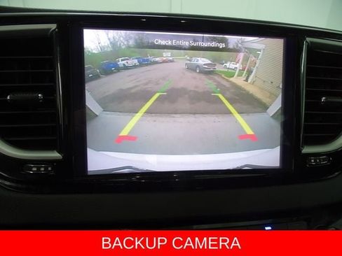 Used 2025 Chrysler Pacifica Select FWD image 15