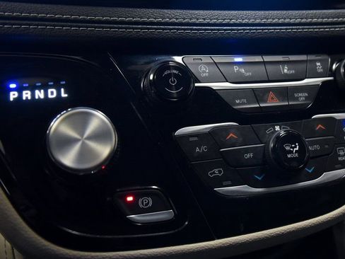 Used 2023 Chrysler Pacifica Limited image 19