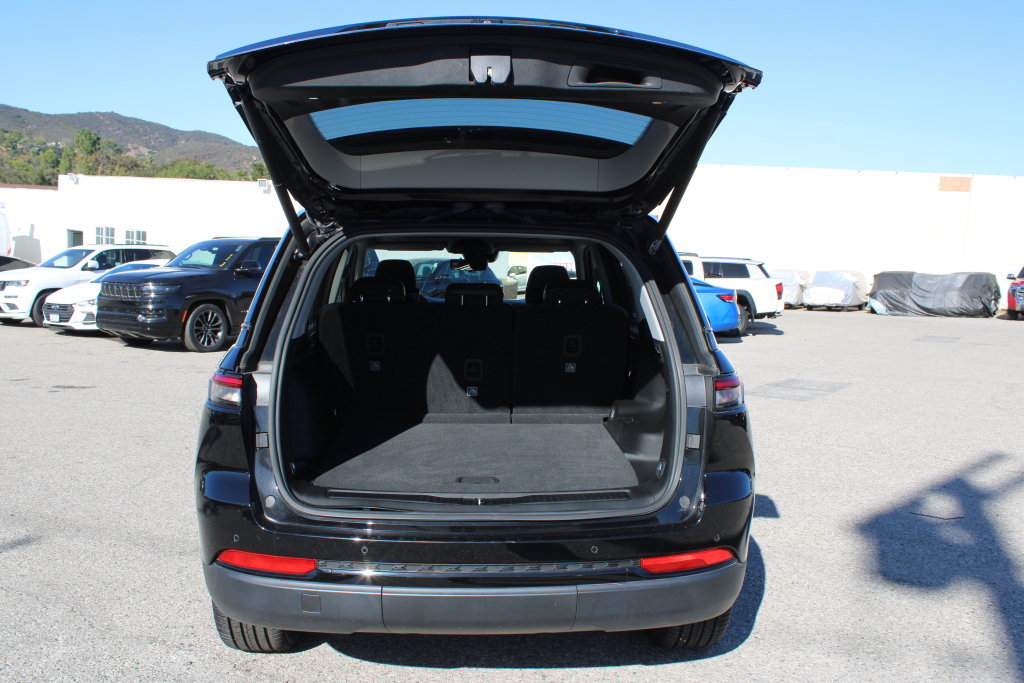 Used 2023 Jeep Grand Cherokee Limited w/ Luxury Tech Group II RWD image 11
