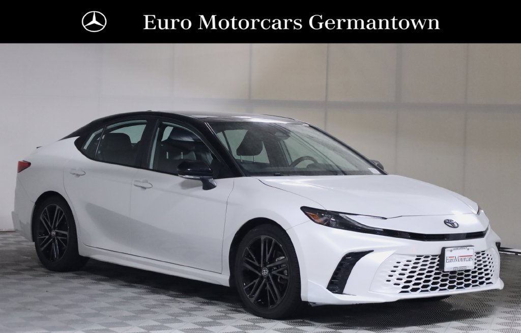 Used 2025 Toyota Camry XSE FWD image 1