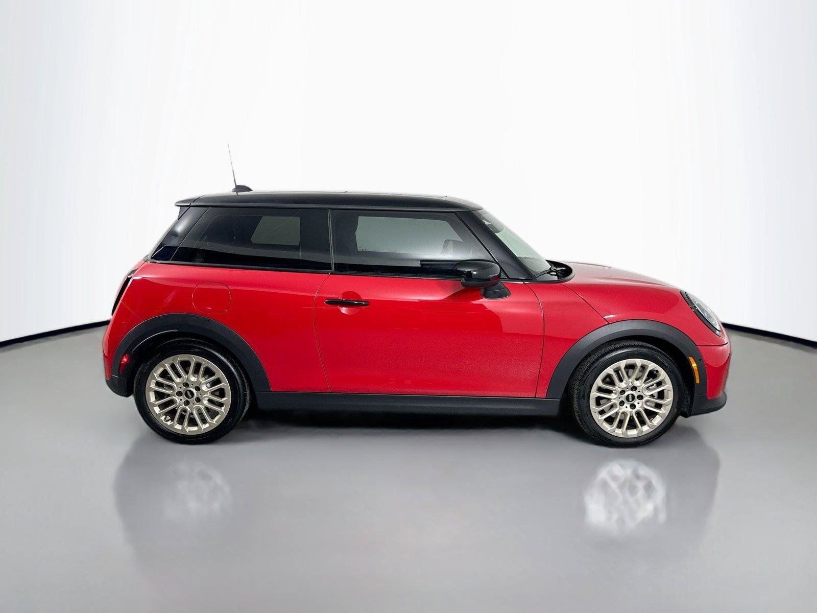 Used 2025 MINI Cooper 2-Door Hardtop FWD image 4