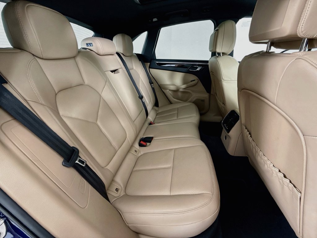 Certified 2025 Porsche Macan AWD/4WD image 29