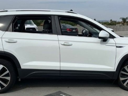 Used 2023 Volkswagen Taos SE w/ Panoramic Sunroof Package image 2