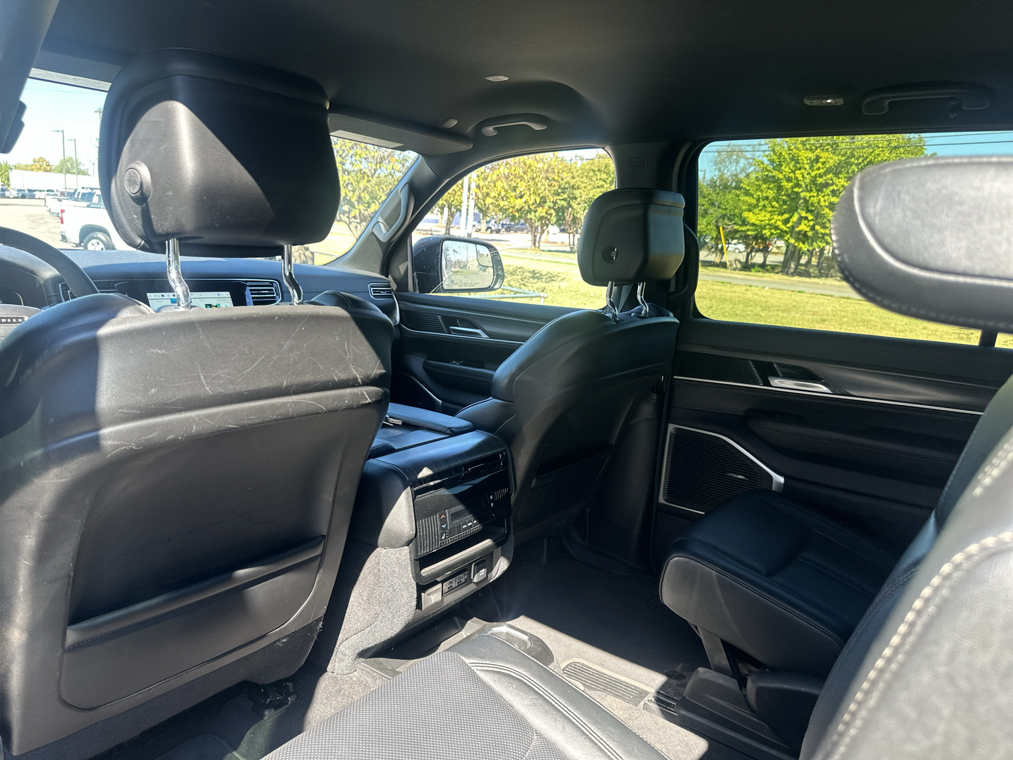 Used 2024 Jeep Wagoneer Series III AWD/4WD image 19