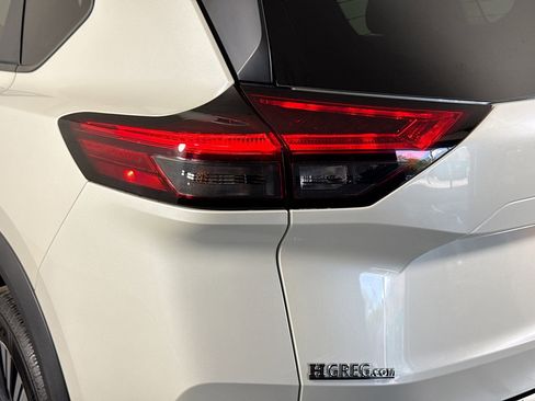 Used 2023 Nissan Rogue SV image 36