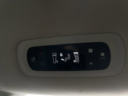 Used 2018 Chrysler Pacifica L image 22