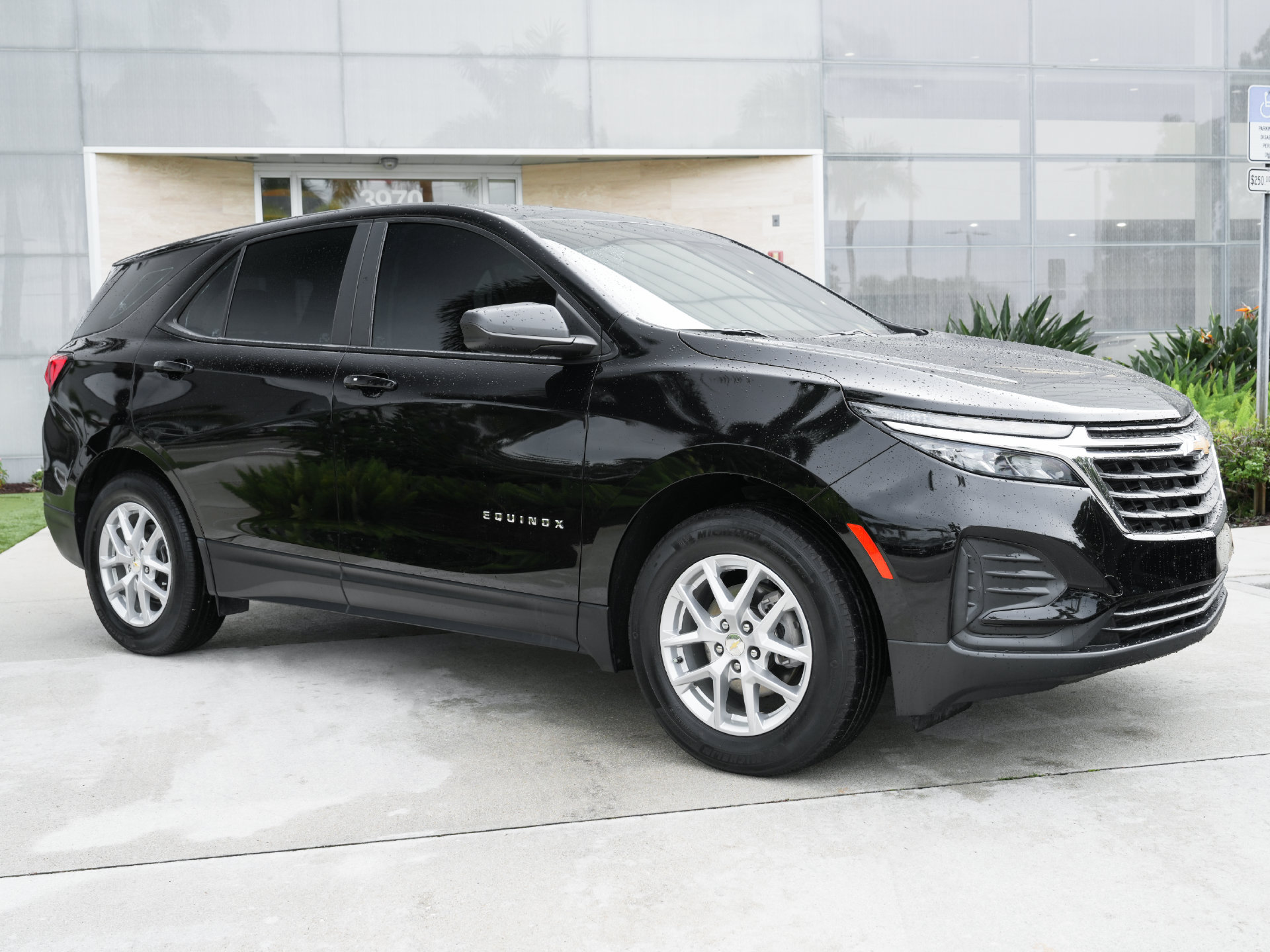Used 2023 Chevrolet Equinox LS FWD image 4