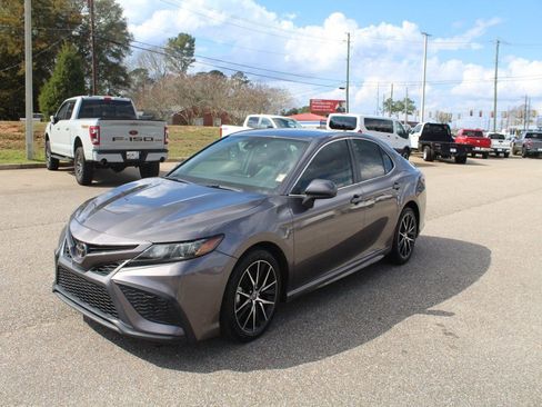 Used 2021 Toyota Camry SE image 1