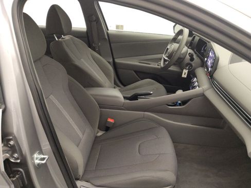 Used 2025 Hyundai Elantra SE FWD image 21