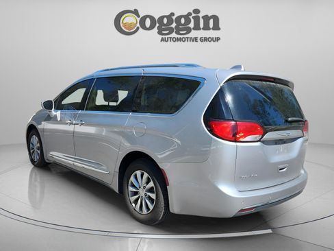 Used 2019 Chrysler Pacifica Touring-L image 4