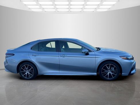 Used 2024 Toyota Camry SE image 3