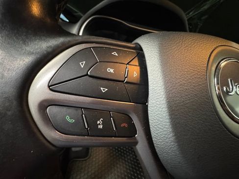 Used 2019 Jeep Cherokee Latitude Plus w/ Cold Weather Group AWD/4WD image 18