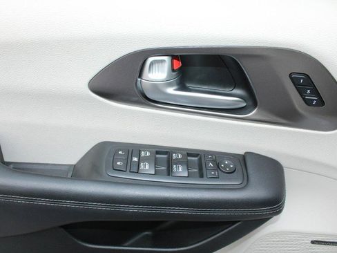 Used 2017 Chrysler Pacifica Limited image 16