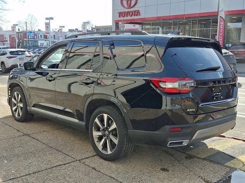 Used 2023 Honda Pilot Touring image 4