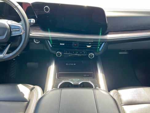 Used 2025 Chevrolet Suburban Z71 AWD/4WD image 14