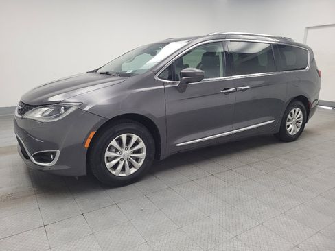 Used 2018 Chrysler Pacifica Touring-L FWD image 2