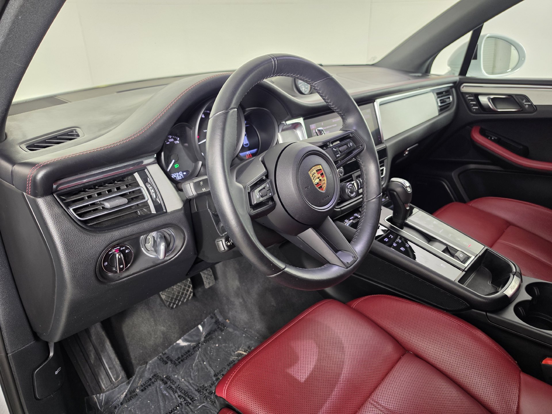Used 2025 Porsche Macan AWD/4WD image 2
