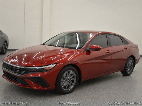 Used 2024 Hyundai Elantra SEL FWD image 3
