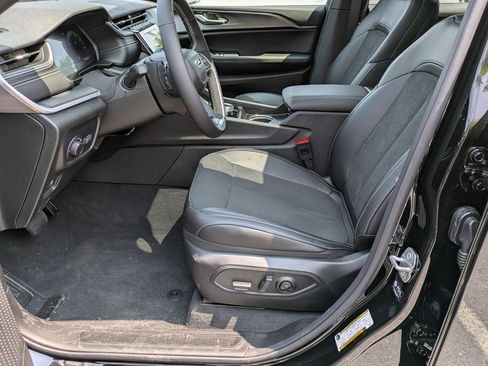 New 2025 Jeep Grand Cherokee L Altitude image 12