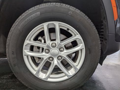 Used 2024 Jeep Grand Cherokee Laredo X image 9