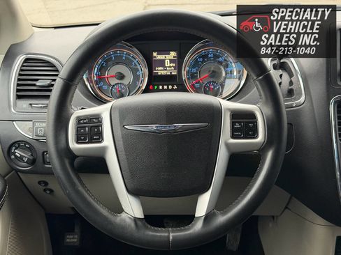 Used 2014 Chrysler Town & Country Touring image 39
