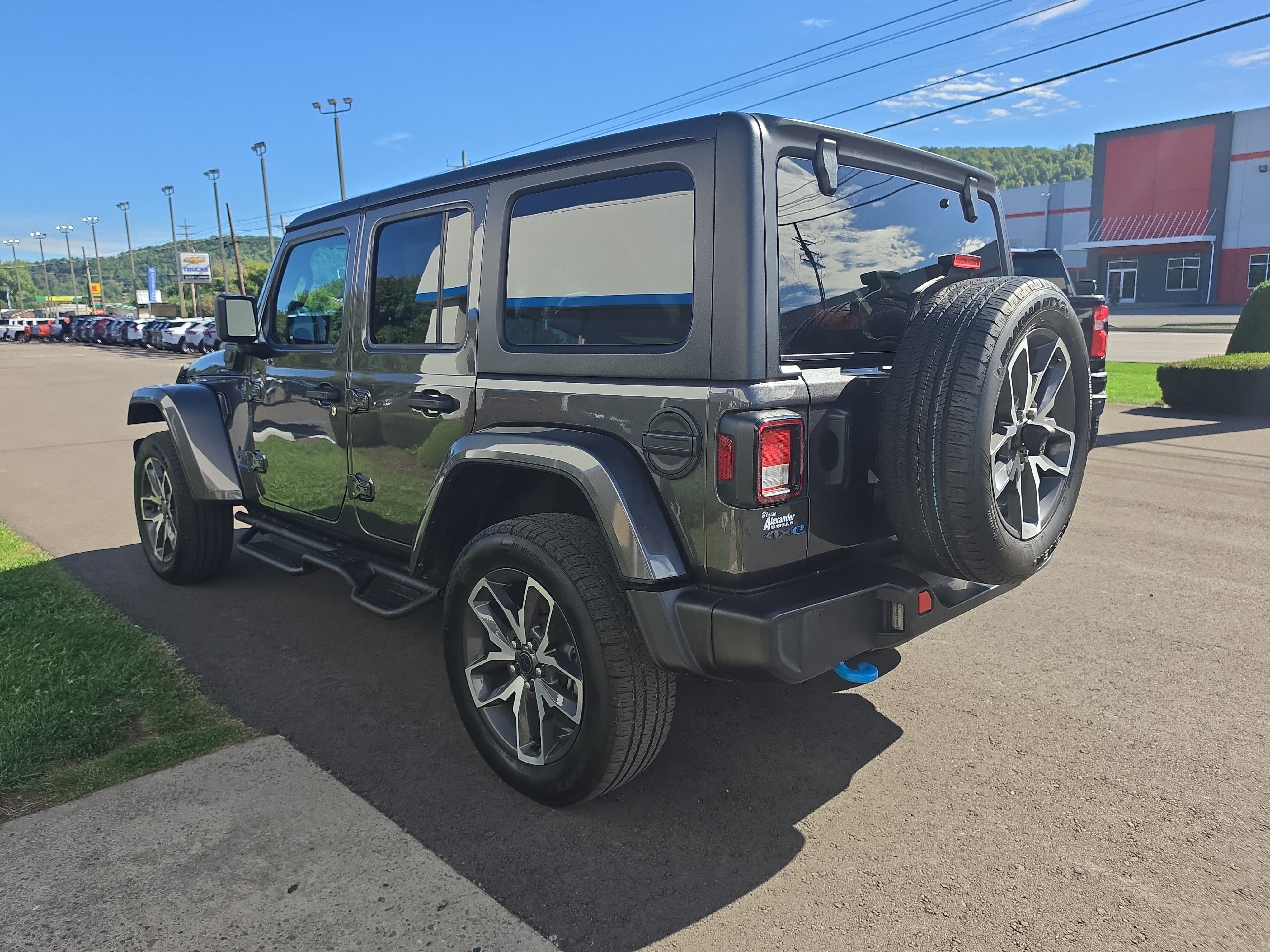Used 2024 Jeep Wrangler Unlimited w/ Convenience Group AWD/4WD image 6
